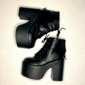 Stomp You Out Platform Boots - DollsKill/HotTopic- Size US 7 - only worn once!